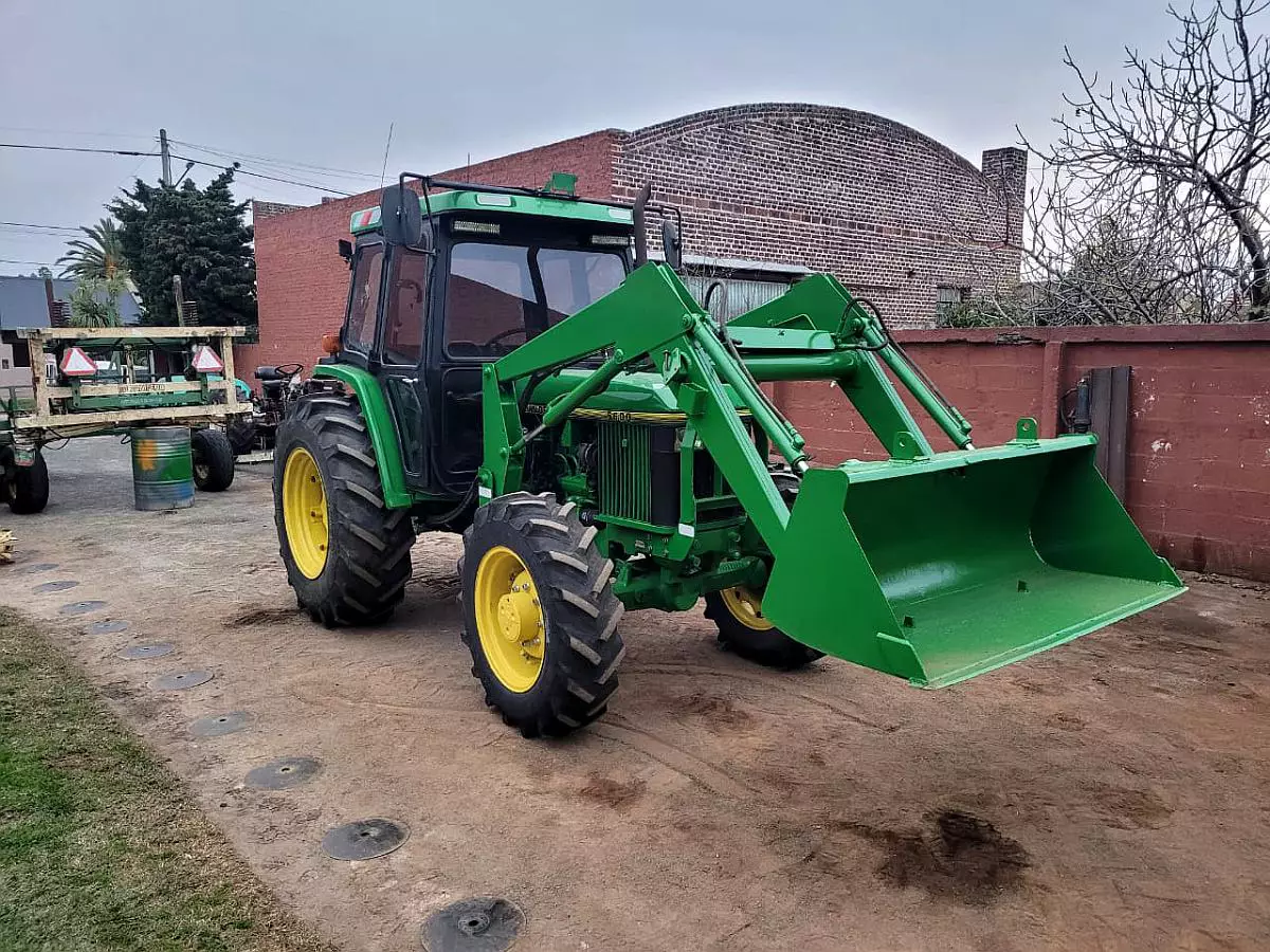 John Deere 5600