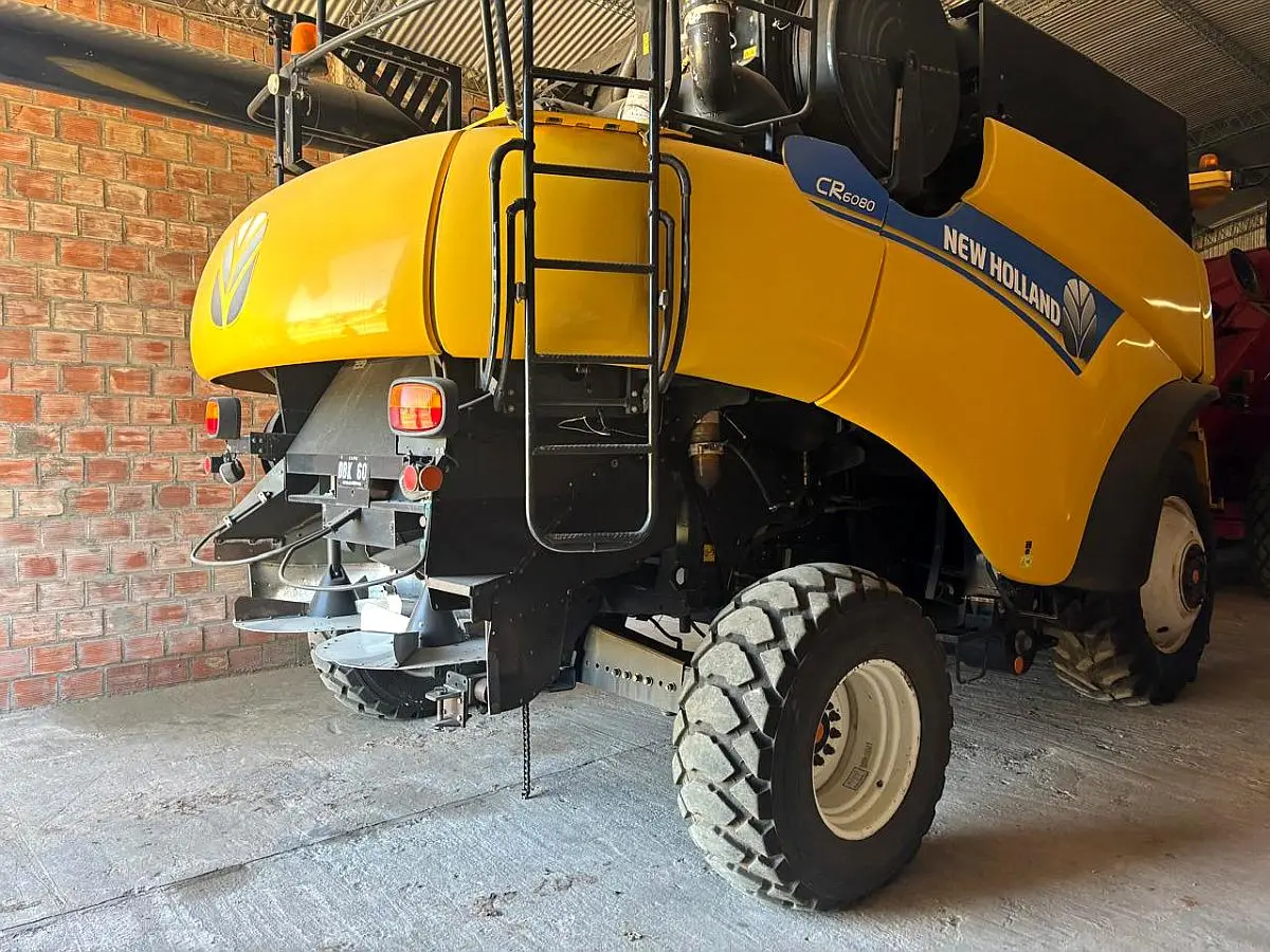 New Holland CR 6080