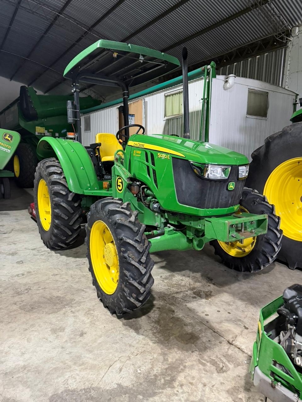 John Deere 5070E Con pala Omar Martin