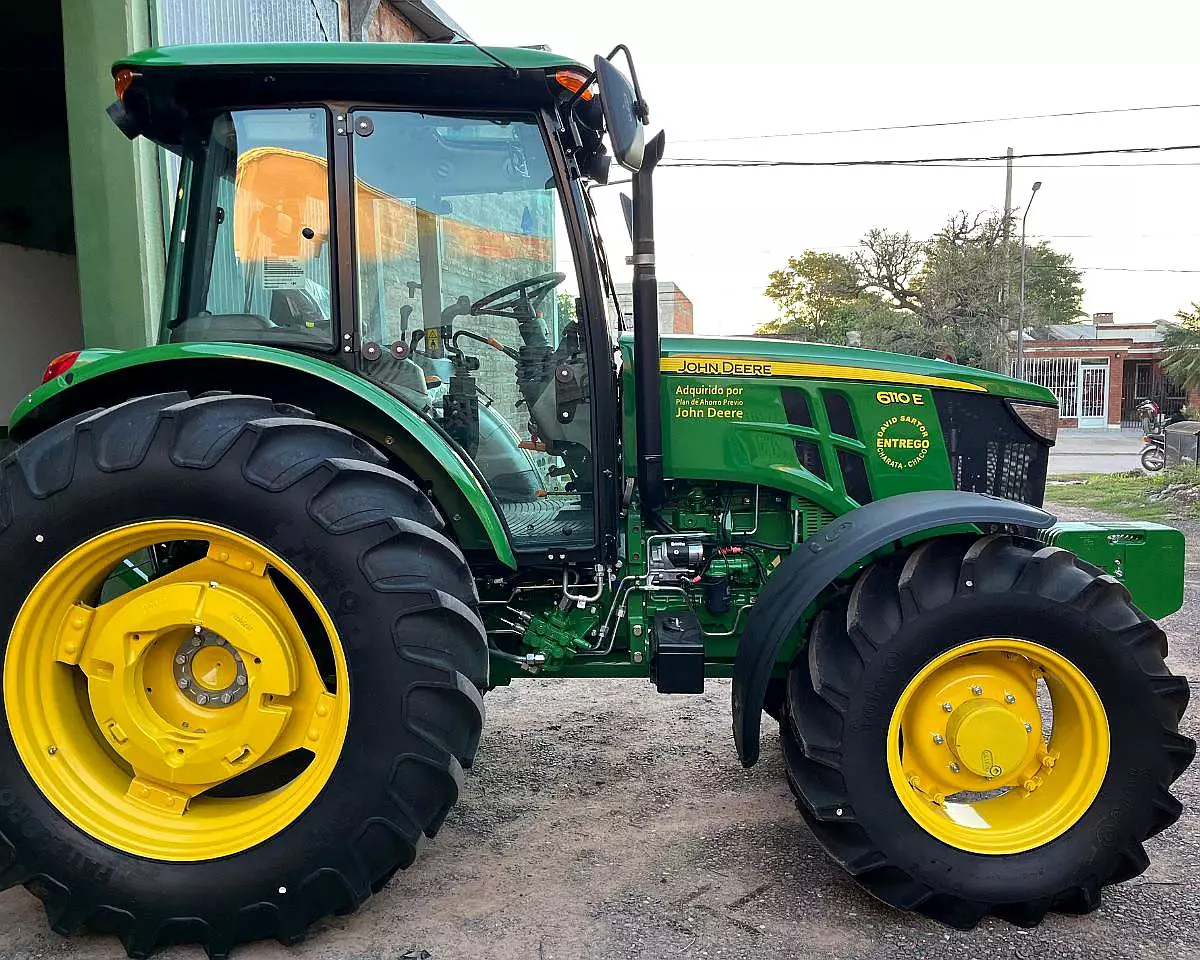 John Deere 6110E